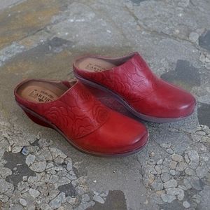 L'Artiste by Spring Step Bande Embossed Leather Clog Red Sz 40